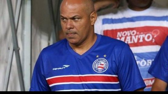 Imagem Torcida do Bahia aprova manutenção de Charles no comando do time