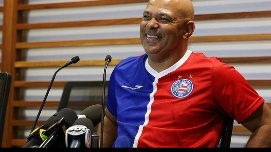 Imagem Charles não esconde felicidade após triunfo e exalta diretoria: 
