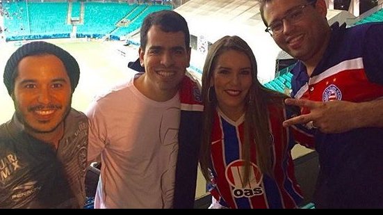 Imagem Katê e Tomate posam ao lado de dirigentes do Bahia na Arena e lançam música