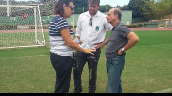 Imagem Representante do COB vistoria Pituaçu visando Olimpíadas: gramado muito bom