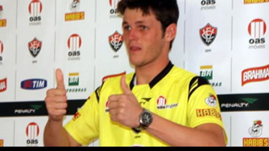 Imagem  Ex-goleiro do Vitória tenta reerguer carreira em clube modesto do Rio