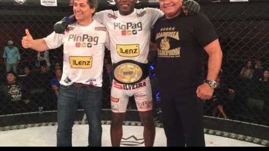 Imagem Baiano conquista cinturão do Jungle Fight 82