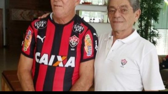 Imagem Em Maceió, ex-ídolo do Vitória visita delegação e deseja boa sorte a presidente 