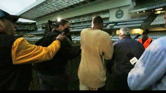 Imagem Torcidas de Coritiba e Flamengo hostilizam equipes após derrotas na Série A