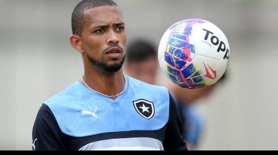 Imagem Lateral do Botafogo pede concentração ao time para duelo contra o Bahia