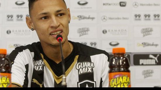 Imagem Neilton elogia parceiros e não revela preferência para duelo com o Bahia