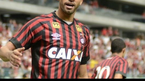 Imagem Na mira de paulistas, ex-zagueiro do Vitória poder acertar com o Grêmio