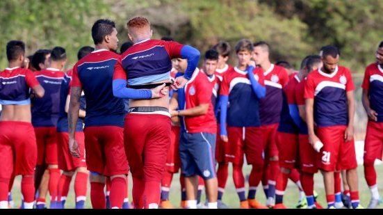 Imagem Elenco do Bahia desembarca em Salvador e se reapresenta na segunda-feira