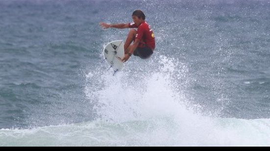 Imagem  Norte-americano acaba com hegemonia de brasilos no Surf Eco Festival