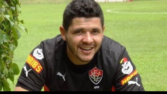 Imagem Lateral pede Vitória atento e marcando no campo adversário contra o Macaé