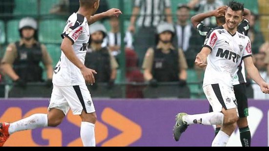 Imagem Atlético (MG) bate Figueirense no fim e adia festa do título do Corinthians