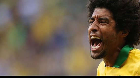 Imagem Zagueiro baiano sofre com atos racistas e é acusado de entregar jogo na Copa