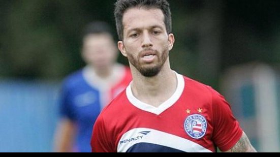 Imagem Após vaias e sinais irônicos, Cicinho pede desculpas à jogadores e é advertido