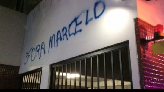 Imagem Fotos: em protesto, Bamor picha muros de prédio onde mora presidente do Bahia