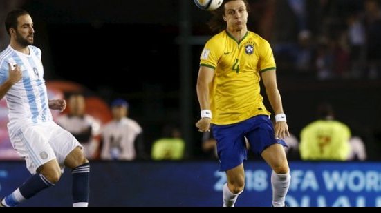 Imagem Jogador do PSG, David Luiz revela medo de retornar à França após atentados
