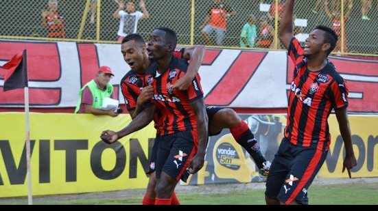 Imagem Vitória supera desfalques, bate Ceará no Barradão e fica a um passo da Série A