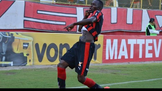 Imagem Confira o golaço de cabeça marcado por Kanu no triunfo do Vitória sobre o Ceará