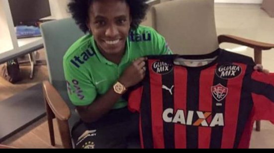 Imagem Meia atacante da seleção brasileira é presenteado com camisa do Vitória