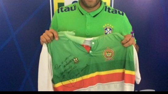 Imagem Após William, Daniel Alves também recebe camisa de clube baiano 