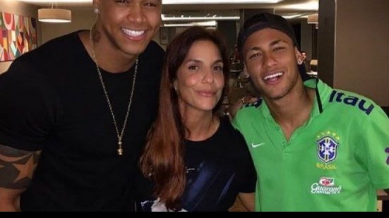 Imagem Artistas baianos e lateral do Vitória tietam jogadores da Seleção Brasileira