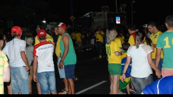 Imagem Fiscais atuam no entorno da Arena enquanto ambulantes comemoram vendas
