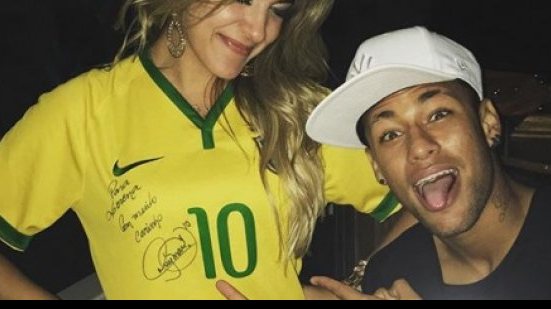 Imagem Neymar posta foto com Lore Improta após jogo e internautas levantam suspeitas