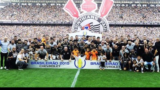 Imagem Corinthians atropela o São Paulo e recebe taça de campeão brasileiro