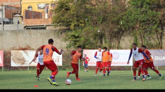 Imagem Com elenco reduzido, Aroldo Moreira comanda treino com bola no Bahia