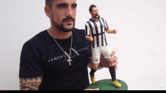 Imagem Escudero é homenageado com miniatura que relembra gol: parece comigo