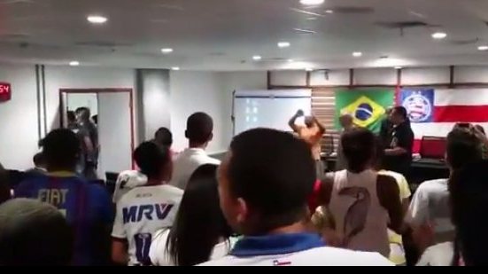 Imagem Vídeos: veja mais imagens do protesto em reunião do Conselho do Bahia