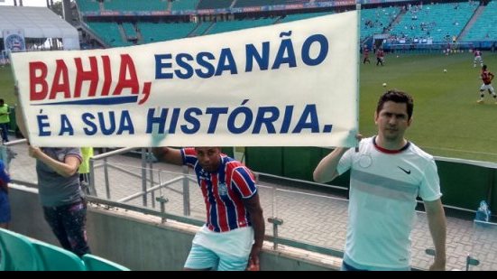 Imagem Com faixas, torcedores do Bahia protestam durante jogo na Arena