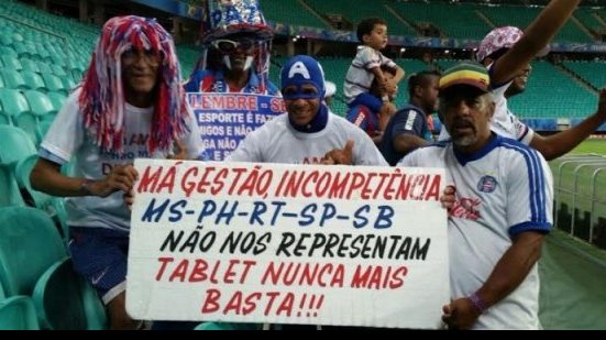 Imagem Tricolores protestam na Arena contra a diretoria e lamentam trajetória do clube