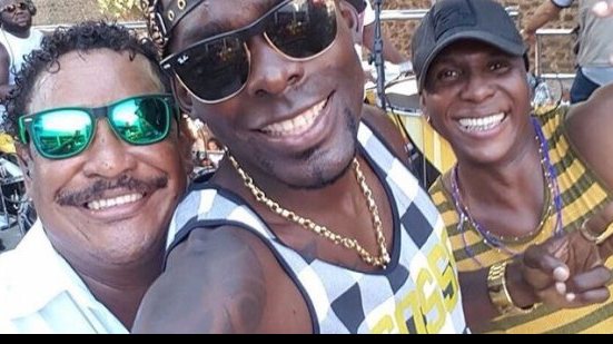 Imagem Kanu comemora acesso do Vitória com É o Tchan na Caminhada do Samba
