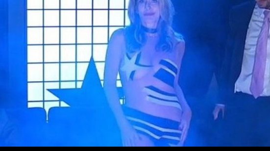 Imagem Maitê Proença cumpre promessa a botafoguenses e tira a roupa em programa de TV