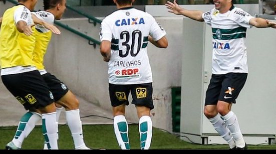 Imagem Ex-Vitória comemora gol que pode ter livrado Coritiba do rebaixamento à Série B