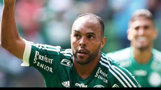 Imagem Sem espaço no Palmeiras, veterano revelado no Vitória pode ir para o Botafogo