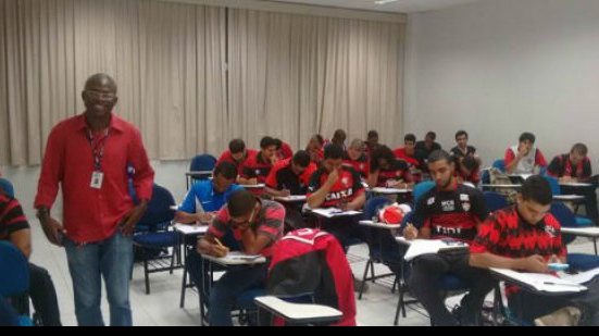 Imagem Professor inova e dá ponto extra a alunos que vestem camisa do Vitória