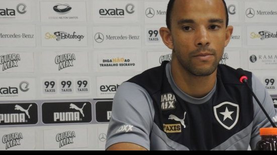 Imagem Zagueiro que passou pelo Vitória deixa o Botafogo e deve ir para o Palmeiras