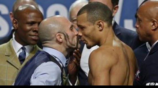 Imagem Boxeador Gary O&#039;Sullivan beija rival Chris Eubank Jr. durante pesagem