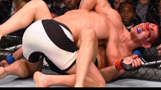 Imagem UFC: Luke Rockhold castiga e tira cinturão dos médios do algoz de Anderson Silva