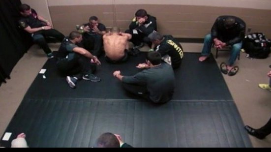 Imagem José Aldo aparece desolado após nocaute no UFC 194; veja memes da derrota