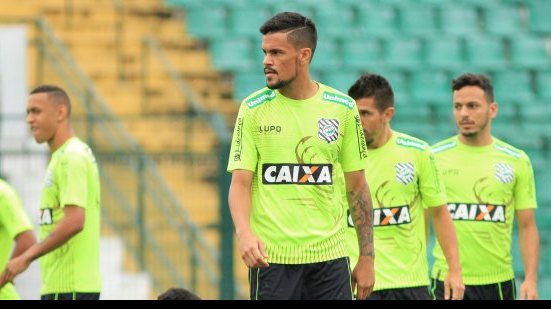 Imagem Depois de se oferecer ao Bahia, Rafael Bastos comemora acerto com clube da elite