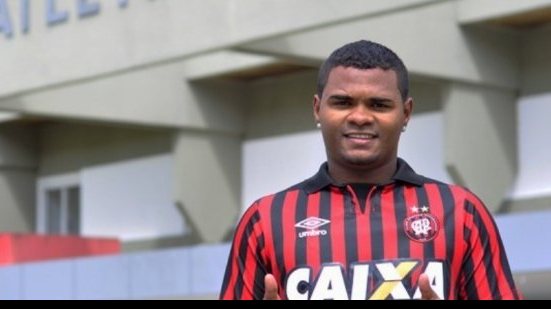 Imagem Atlético-PR vai reajustar salário de ex-Bahia para não perde-lo para Europa