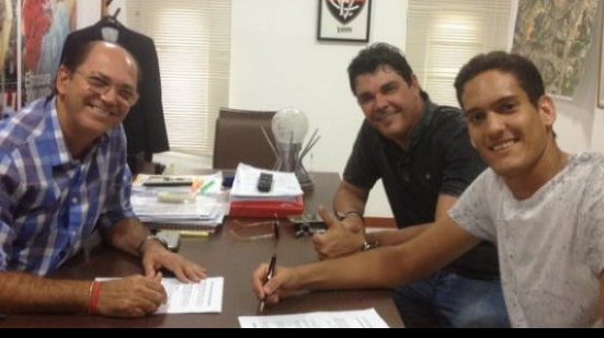 Imagem Goleiro da base renova contrato com o Vitória e exalta clube: motivo de orgulho