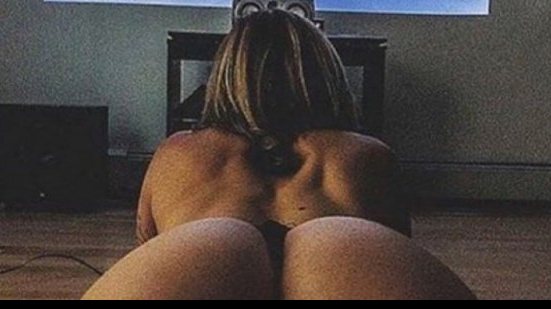 Imagem Ex de Adriano Imperador posta foto jogando videogame só de calcinha