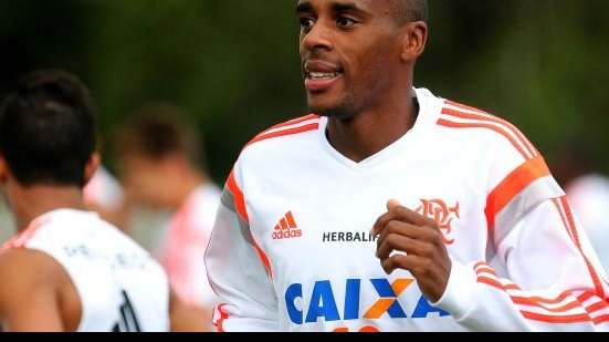 Imagem Após perder Kanu, Vitória está de olho em zagueiro do Flamengo