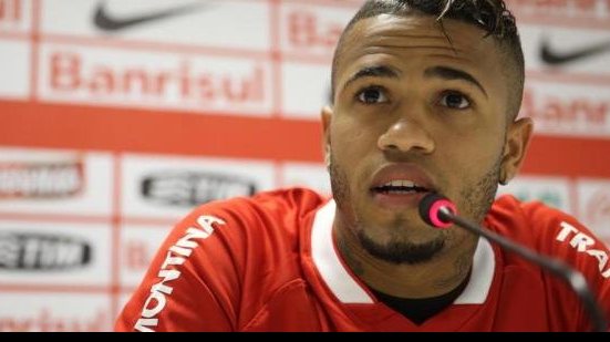Imagem Atlético-PR anuncia contratação de lateral revelado no Vitória
