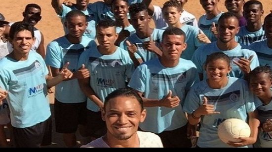 Imagem Artilheiro do Brasil, Ricardo Oliveira visita projeto de futebol em Salvador