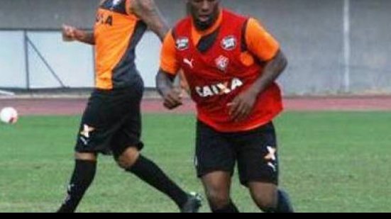 Imagem Vitória deve anunciar nesta terça-feira (5) renovação com Amaral