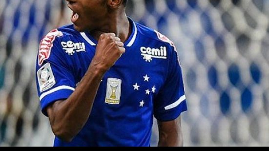 Imagem Cruzeiro cede ex-Vitória ao Internacional em definitivo para manter lateral